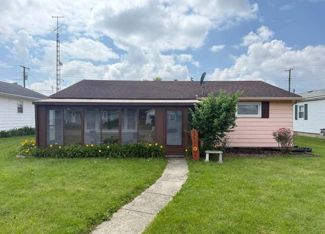 Property at 1417 N High St, Hartford City, IN 47348, 2 beds, 1 bath