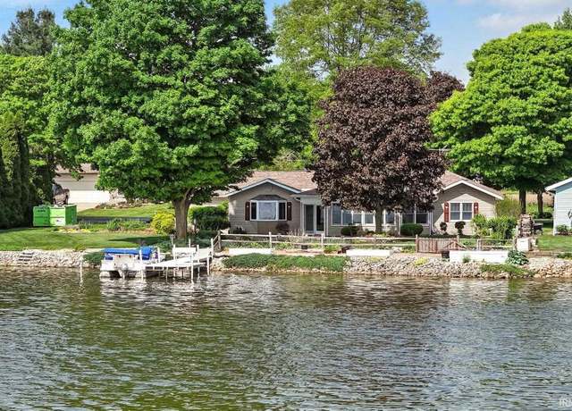 Property at 2750 N Lakeview Dr, Warsaw, IN 46582, 3 beds, 2 baths