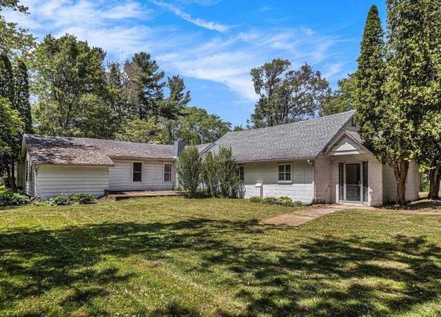 Property at 19401 Burke St, South Bend, IN 46637, 5 beds, 1.5 baths