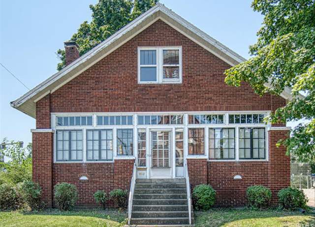 Property at 802 W Franklin St, Evansville, IN 47712, 4 beds, 3 baths