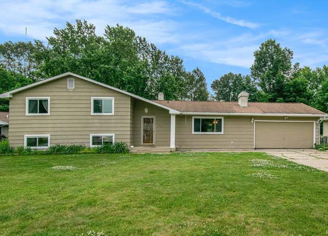 Property at 1424 Berkshire Dr, South Bend, IN 46614, 4 beds, 2.5 baths
