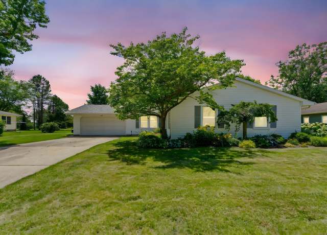 Property at 1504 Hillcrest St, North Manchester, IN 46962, 4 beds, 2 baths