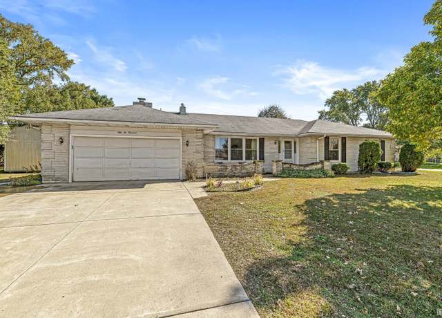 Property at 52000 Ray Dr, Granger, IN 46530, 3 beds, 2.5 baths