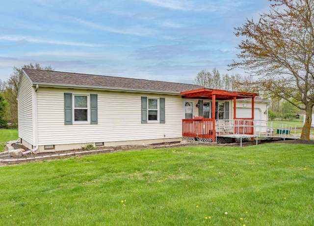 Property at 1754 W Auburn Dr, Auburn, IN 46706, 3 beds, 2 baths
