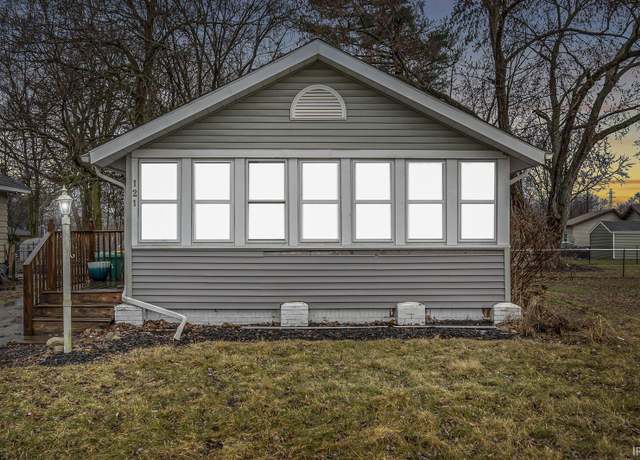 Property at 121 Lawndale Ave, Mishawaka, IN 46544, 2 beds, 1.5 baths