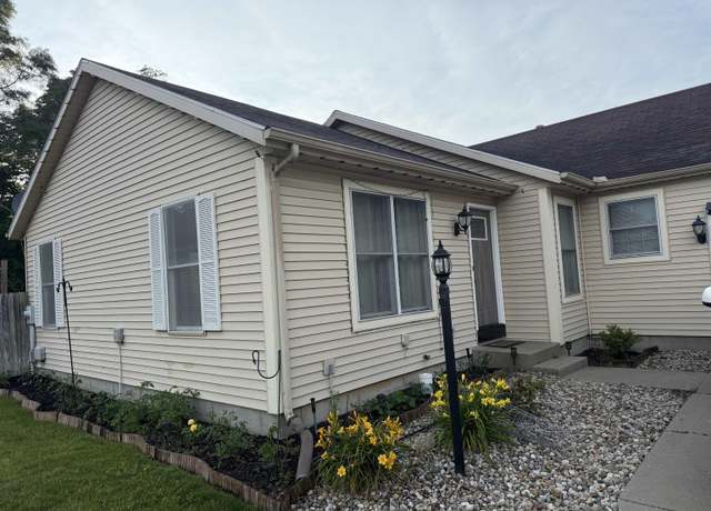 Property at 1737 Woodland Dr, Elkhart, IN 46514, 4 beds, 2.5 baths