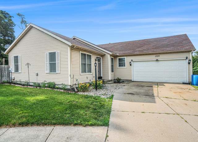 Property at 1737 Woodland Dr, Elkhart, IN 46514, 4 beds, 2.5 baths