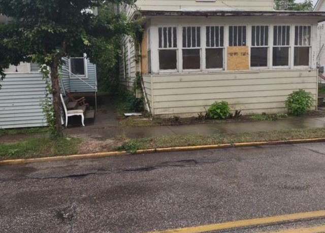 Property at 325 Sherman St, Elkhart, IN 46516, 4 beds, 1 bath