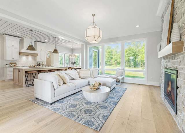 Property at 1801 Golfview Dr, Auburn, IN 46706, 4 beds, 3.5 baths