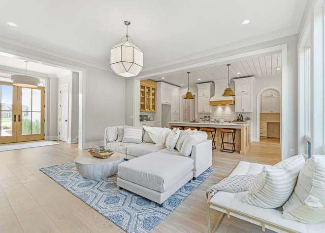 Property at 1801 Golfview Dr, Auburn, IN 46706, 4 beds, 3.5 baths