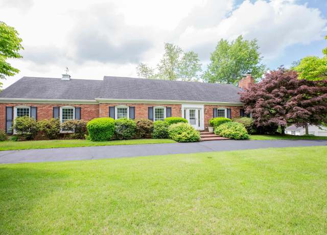 Property at 300 Springhaven Dr, Evansville, IN 47710, 4 beds, 3.5 baths
