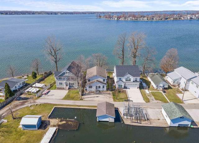 Property at 11523 N Crowdale Dr, Syracuse, IN 46567, 6 beds, 3 baths