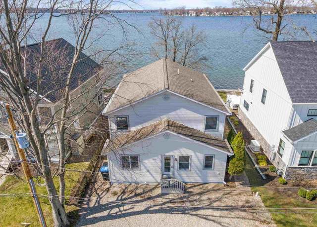 Property at 11523 N Crowdale Dr, Syracuse, IN 46567, 6 beds, 3 baths
