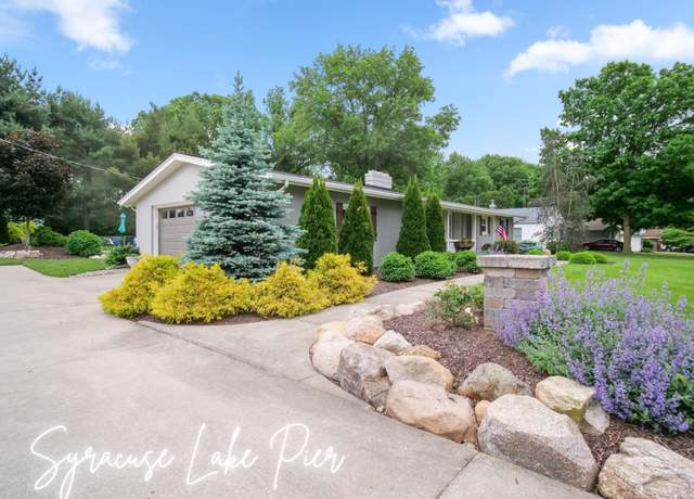 Property at 1158 E Northshore Dr, Syracuse, IN 46567, 3 beds, 1.5 baths