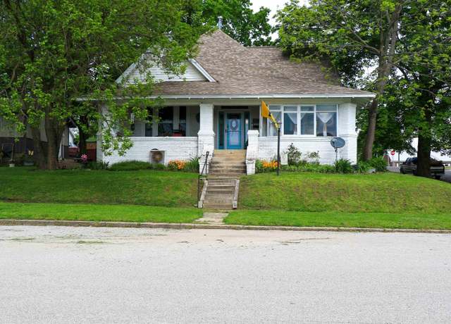 Property at 1008 E Walnut St, Petersburg, IN 47567, 4 beds, 3 baths