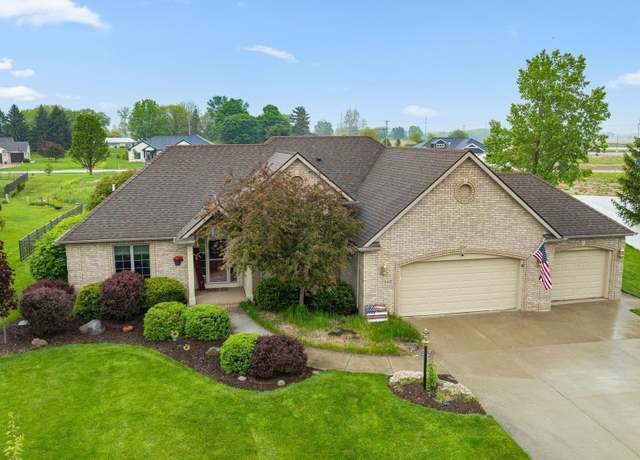 Property at 2102 Hunters Ct, Auburn, IN 46706, 3 beds, 2.5 baths