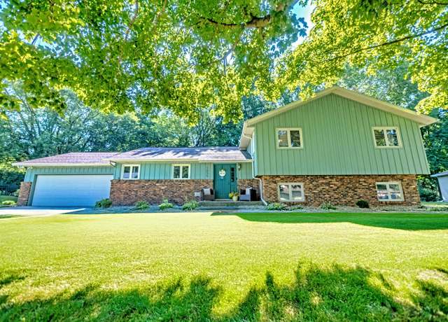 Property at 1055 Parkwood Dr, Nappanee, IN 46550, 3 beds, 2.5 baths