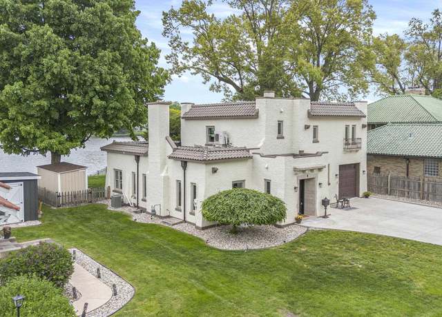 Property at 4 Edgewater Pl, Elkhart, IN 46516, 4 beds, 3.5 baths