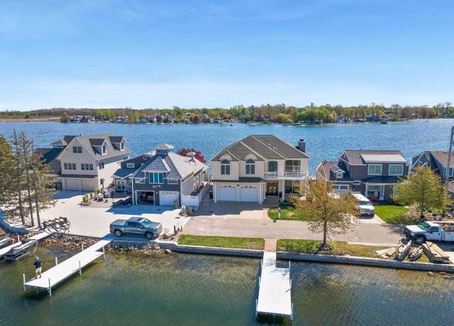 Property at 11732 N Sunrise Dr, Syracuse, IN 46567, 5 beds, 4.5 baths