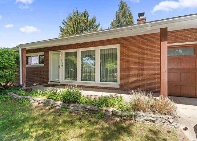 Property at 511 Peashway St, South Bend, IN 46617, 3 beds, 2.5 baths