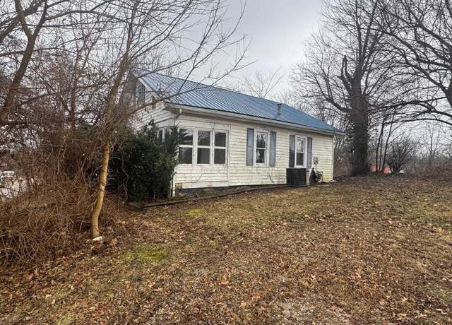 Property at 428 N Lincoln St, Oakland City, IN 47660, 3 beds, 1 bath