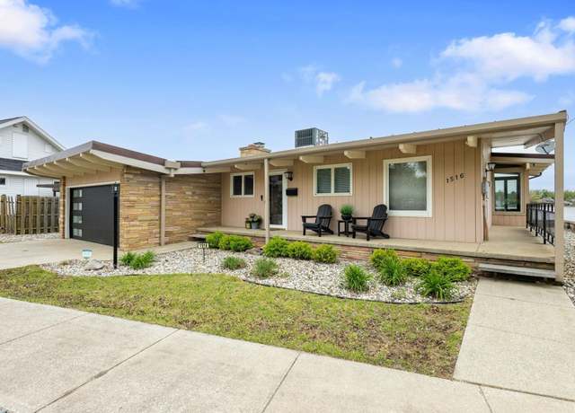 Property at 1516 E Jackson Blvd, Elkhart, IN 46516, 2 beds, 2 baths