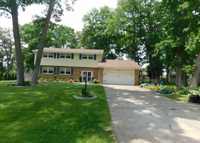 Property at 53341 Crestview Dr, South Bend, IN 46635, 4 beds, 2.5 baths