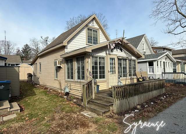 Property at 1021 S Oaks St, Syracuse, IN 46567, 3 beds, 1 bath