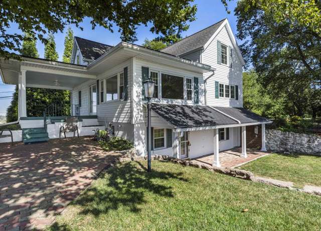 Property at 8009 Petersburg Rd, Evansville, IN 47725, 3 beds, 2.5 baths