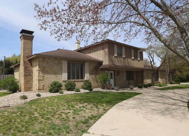 Property at 1661 Brookwood Dr, Elkhart, IN 46514, 4 beds, 2.5 baths
