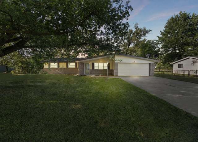 Property at 2716 Castle Dr, Fort Wayne, IN 46816, 3 beds, 1.5 baths