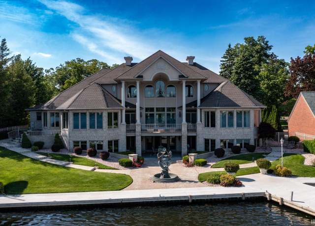 Property at 1619 Greenleaf Blvd, Elkhart, IN 46514, 5 beds, 5 baths