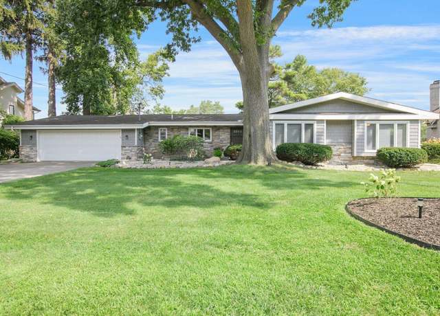Property at 22147 Sunset Ln, Elkhart, IN 46516, 3 beds, 2.5 baths