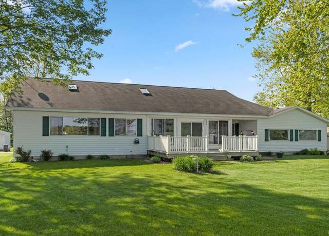 Property at 0251 E Lakeview Dr, Wawaka, IN 46794, 3 beds, 3 baths