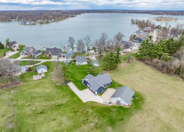 Property at 1039 S Clear Lake Dr, Fremont, IN 46737, 3 beds, 2 baths