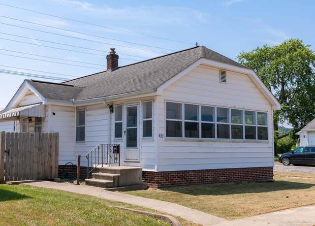 Property at 427 W 12th St, Mishawaka, IN 46544, 3 beds, 1 bath
