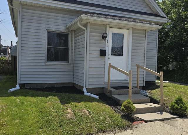 Property at 221 W Franklin St, Hartford City, IN 47348, 3 beds, 1 bath