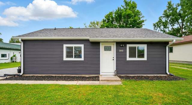Photo of 202 E Pickwick Dr, Syracuse, IN 46567