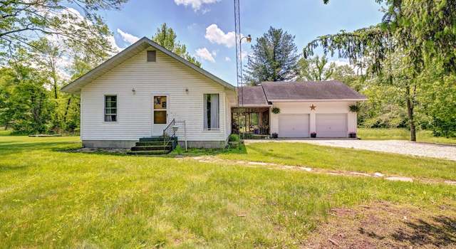 Photo of 628 E Sand Hollar Rd, Bloomfield, IN 47424
