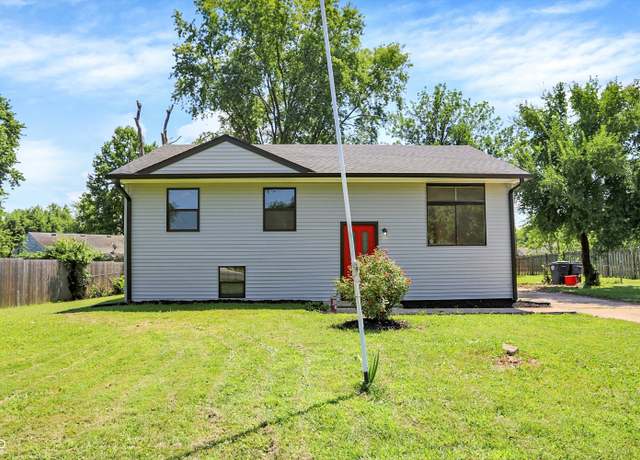 Property at 981 W County Line Rd, Greenwood, IN 46142, 3 beds, 2 baths