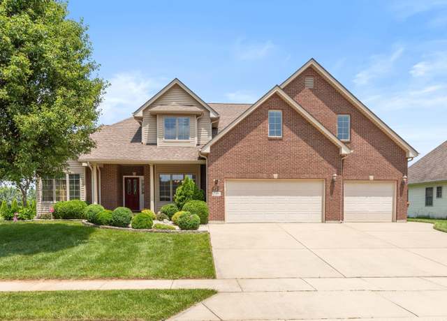 Property at 2060 Pawnee Ct E, Columbus, IN 47203, 4 beds, 3.5 baths