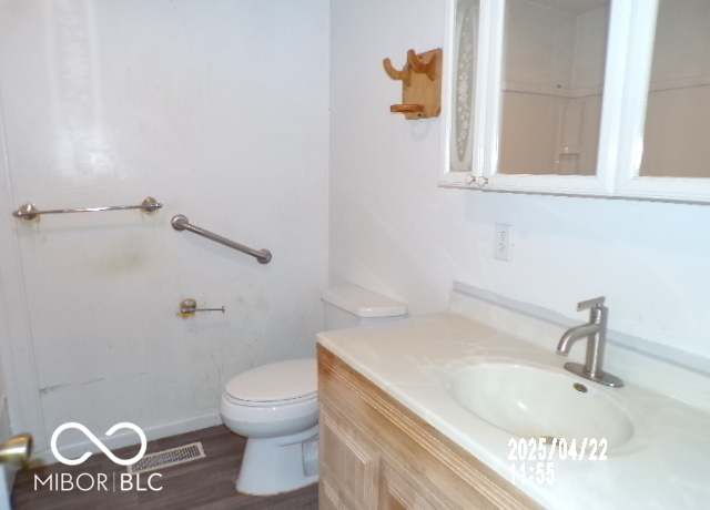 Property at 4884 E 300 S, Hartford City, IN 47348, 2 beds, 1.5 baths
