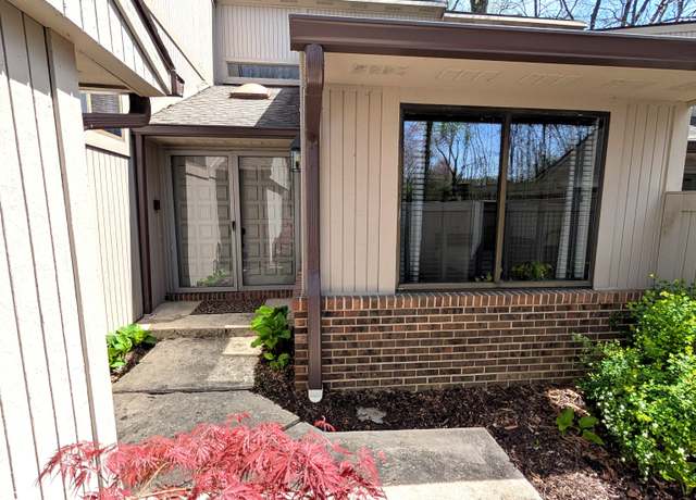 Property at 21 Osage Ct, Columbus, IN 47201, 2 beds, 2 baths