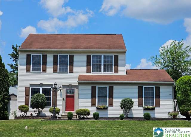Property at 157 Grandview Dr, Palmer Twp, PA 18045, 3 beds, 2.5 baths