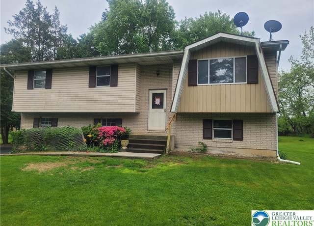 Property at 451 Country Club Rd, Easton, PA 18045, 4 beds, 1.5 baths