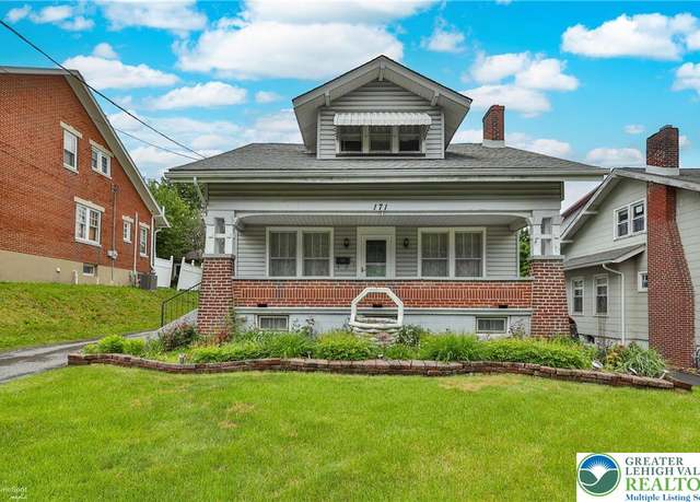 Property at 171 N New St, Nazareth Borough, PA 18064, 4 beds, 1.5 baths