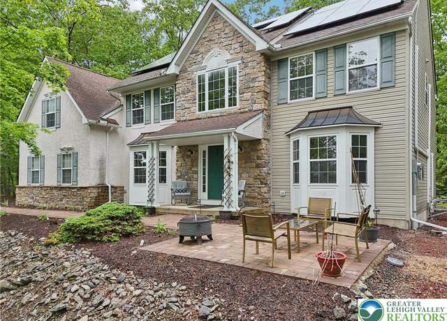 Property at 136 Outlook Ct, Middle Smithfield Twp, PA 18302, 4 beds, 2.5 baths