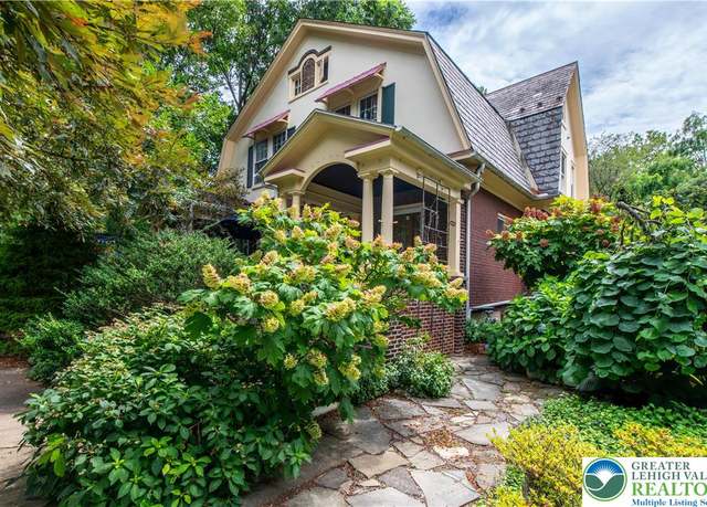 Property at 1722 Maple St, Bethlehem City, PA 18017, 3 beds, 1.5 baths