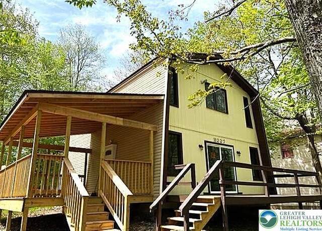 Property at 8237 Natures Dr, Coolbaugh Twp, PA 18466, 3 beds, 1.5 baths