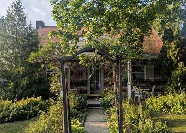 Property at 113 Dell St, Emmaus Boro, PA 18049, 2 beds, 1.5 baths